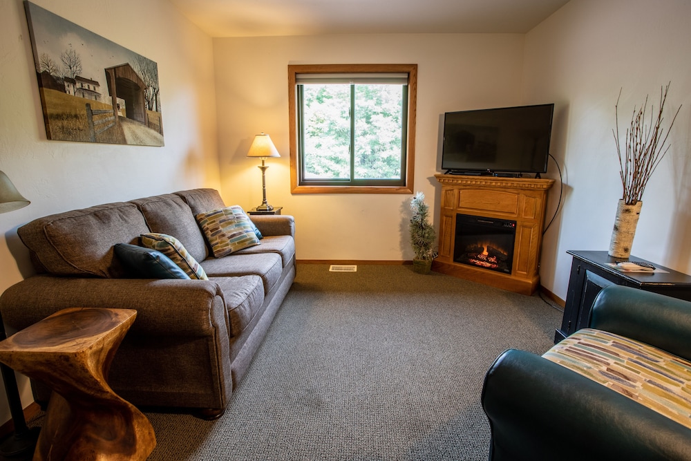 Evergreen 2 Bedroom Suite (No Pets) photo 3