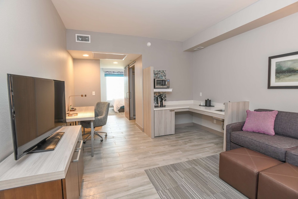 Deluxe Room, 1 King Bed, Accessible (Hearing) photo 3