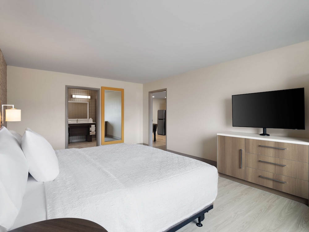 Suite, 1 King Bed, Accessible, Bathtub - Photo 2