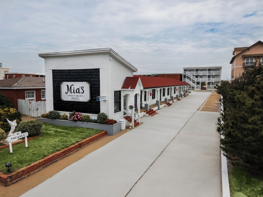OCEAN SIDE Duplex Apartment with Full Kitchen, One Queen Bed, Steps from Beach