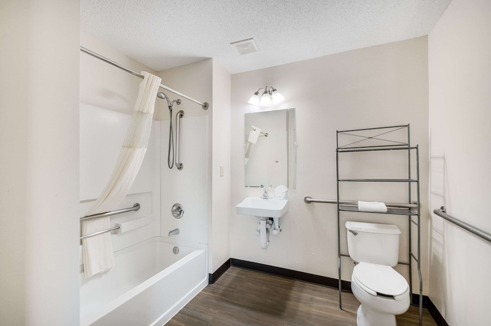 Room, 1 Queen Bed, Non Smoking, Ground Floor (Efficiency) photo 2