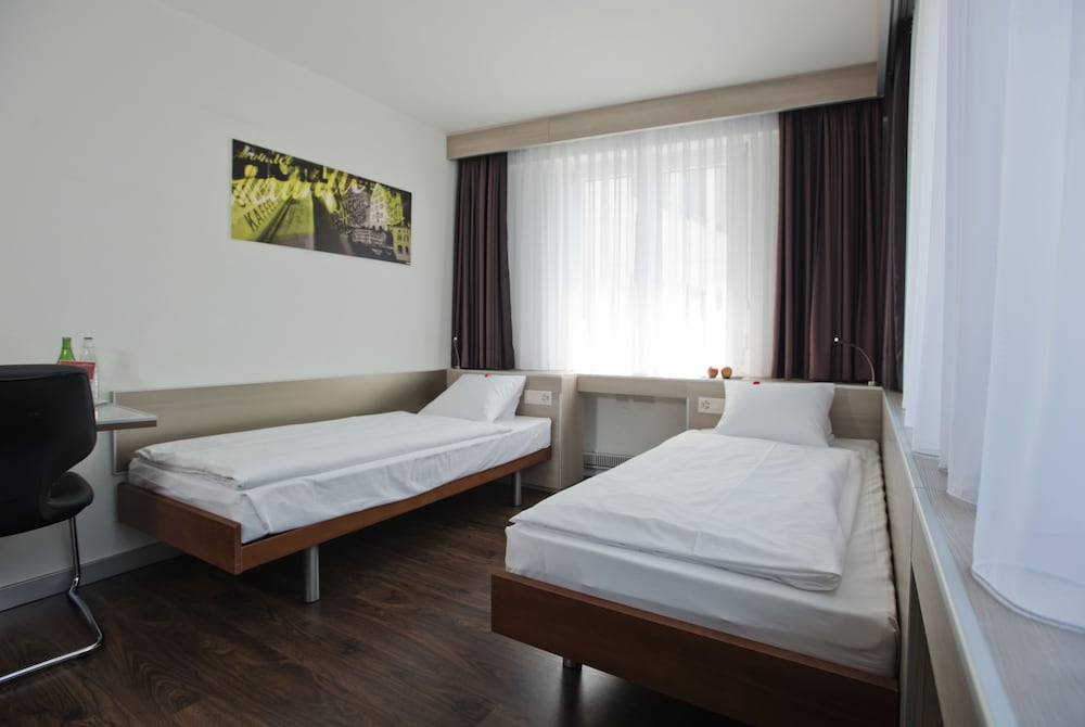 Standard Room, 2 Twin Beds - Photo 4