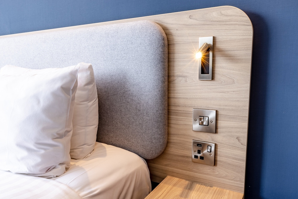 Standard Room, 1 Queen Bed with Sofa bed (with Free Hot Breakfast) - Photo 1