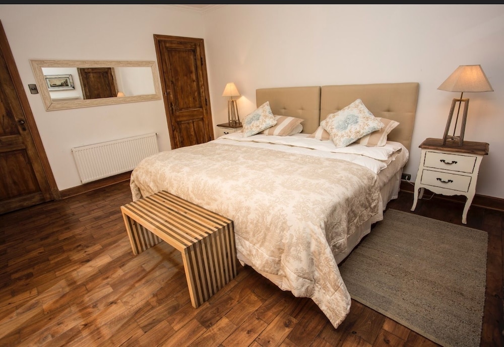 Suite, 1 King Bed, Private Bathroom