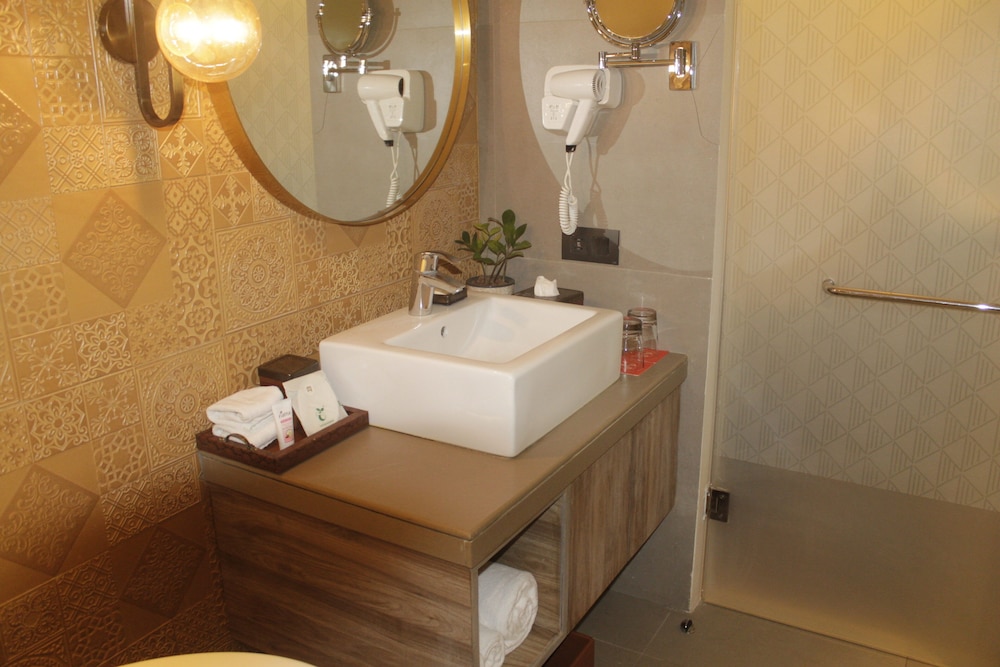 Deluxe Room, 1 King Bed (Studio Apartment) photo 3