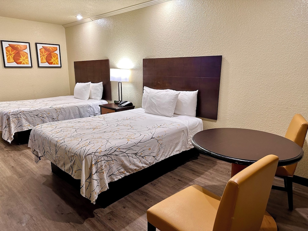 Standard Room, 2 Double Beds, Smoking - Photo 9