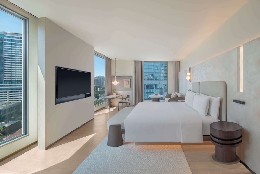 Junior Suite, 1 King Bed, Corner photo 1