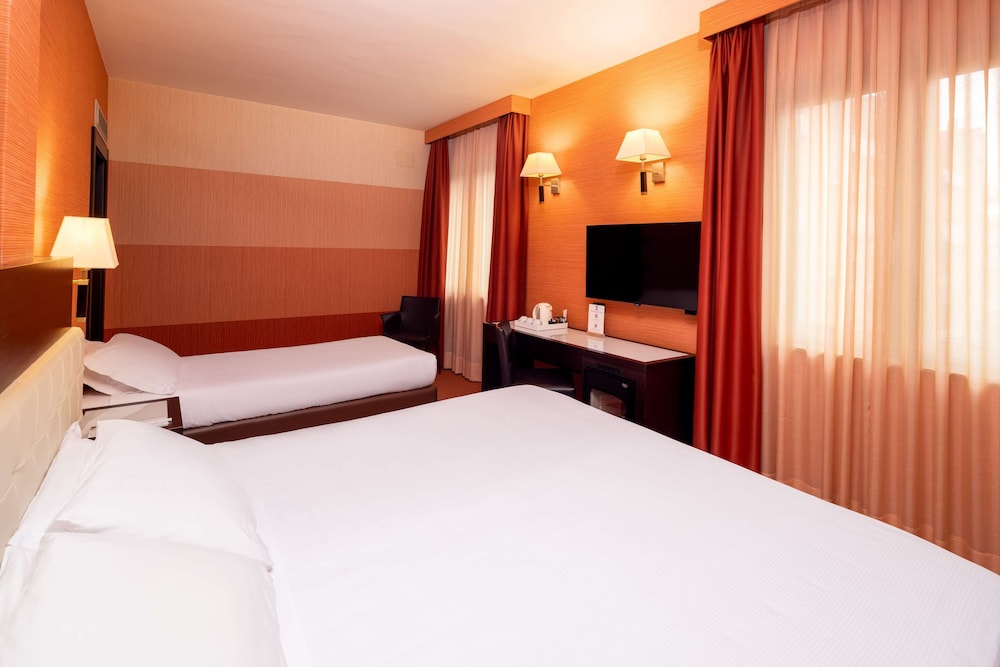 Standard Room, Multiple Beds - Photo 6