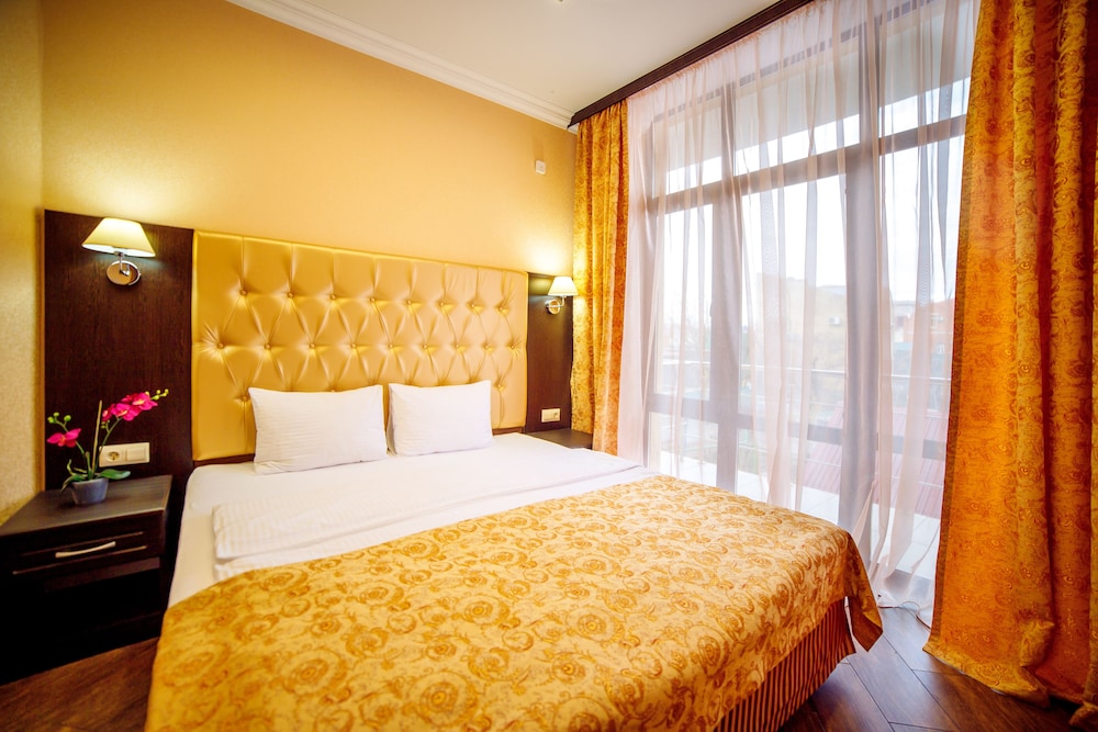 Luxury Quadruple Room, 1 King Bed With Sofa Bed, City View photo 1