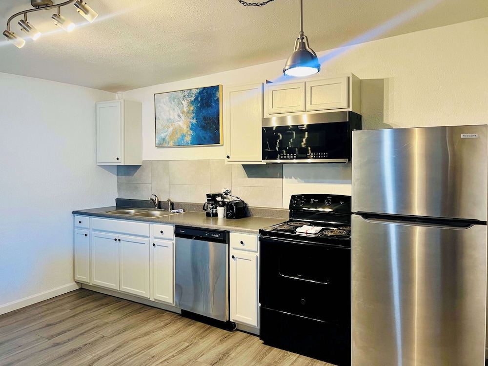 Deluxe Suite, 1 Queen Bed, Non Smoking, Kitchenette - Photo 6