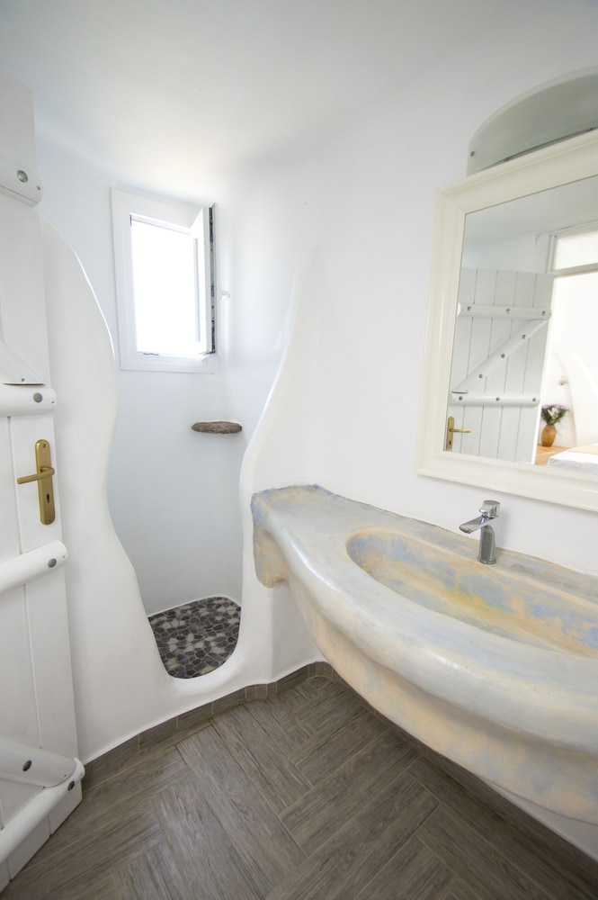 Studio Suite, Pool View photo 3