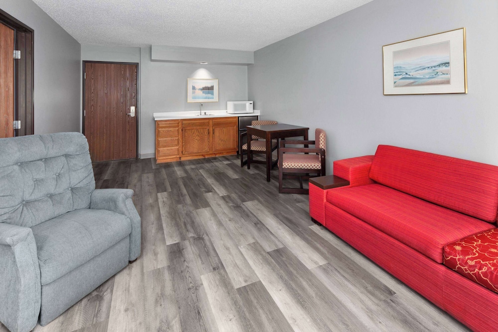 Deluxe Room, 1 King Bed, Non Smoking photo 3