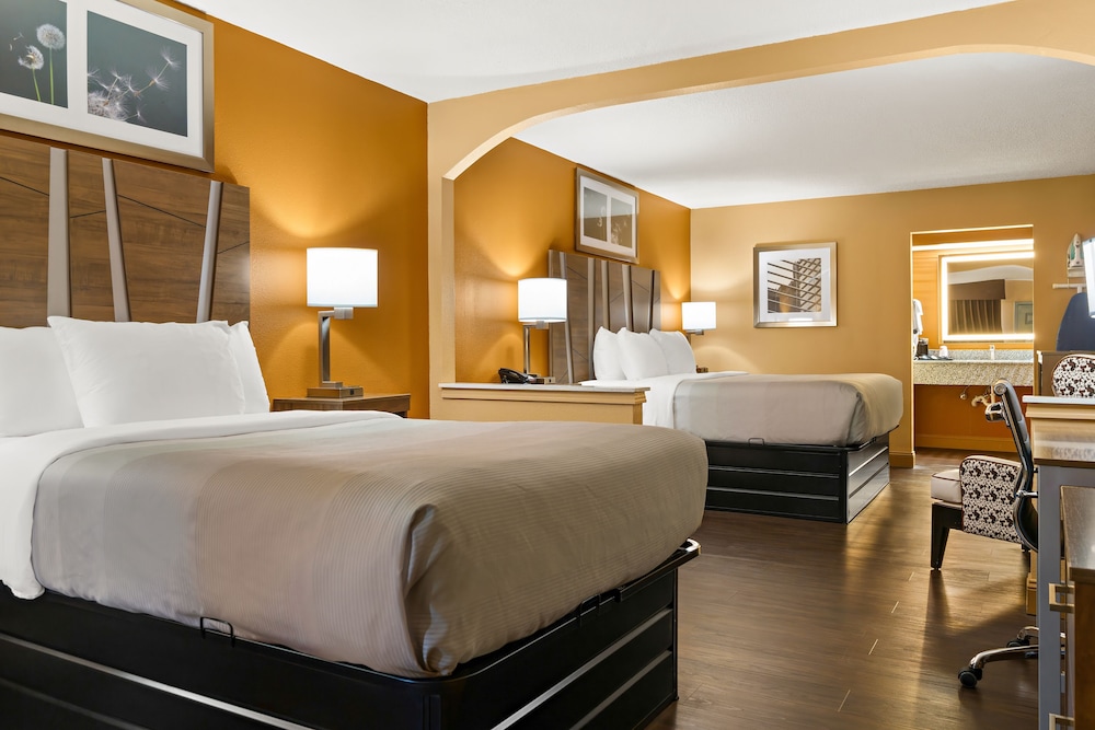 Suite, 1 King Bed, Non Smoking (Upgrade) - Photo 5