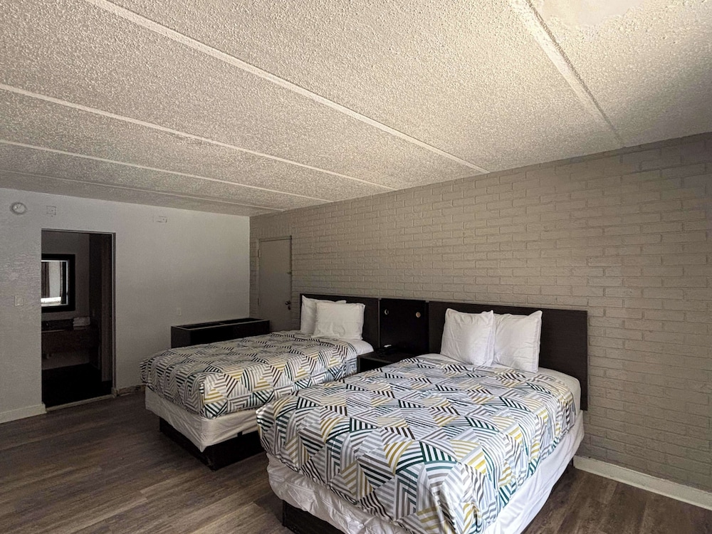 Standard Room, 2 Double Beds, Non Smoking - Photo 1