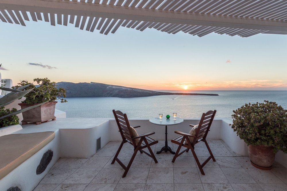 Superior Suite, Jetted Tub (Caldera View) - Photo 12
