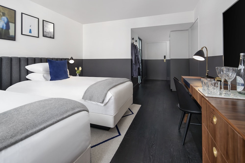 Premium Room, 1 King Bed (Above Bar) thumbnail 5
