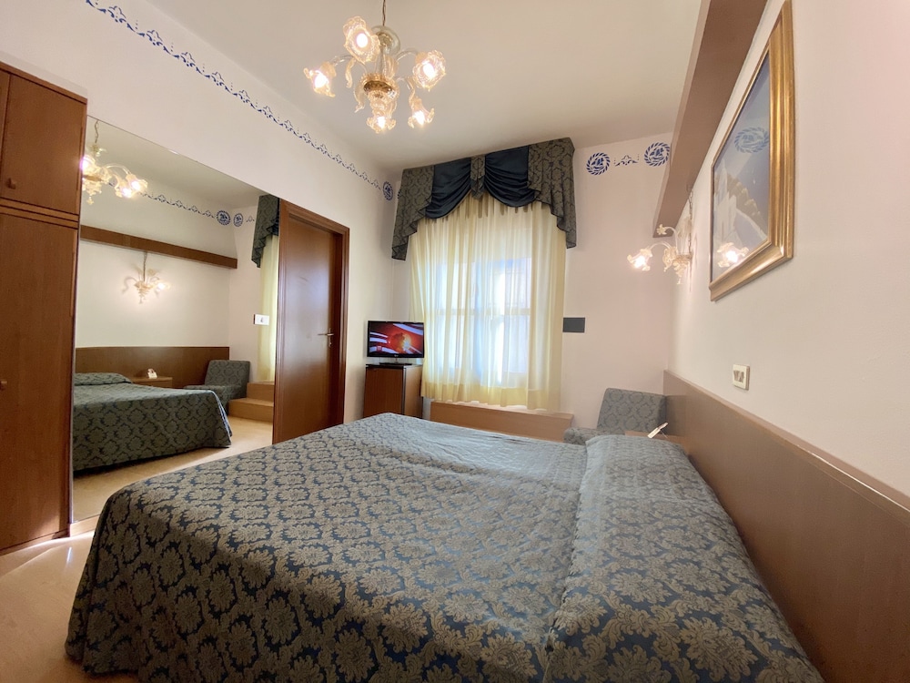 Double Room Single Use, Balcony, Partial Sea View photo 2