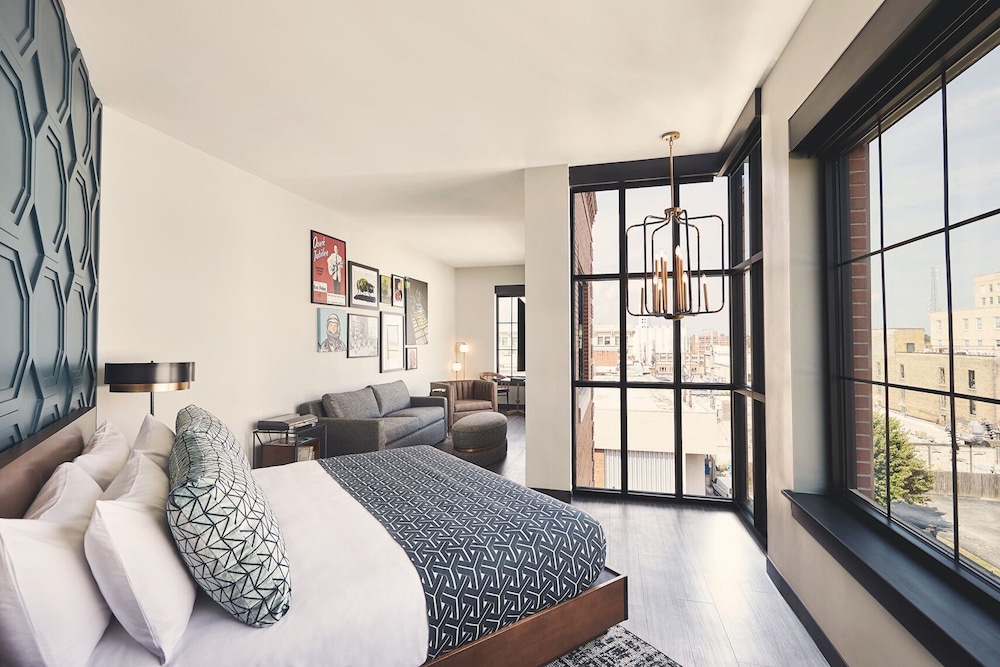Suite, 1 King Bed (Explorer)