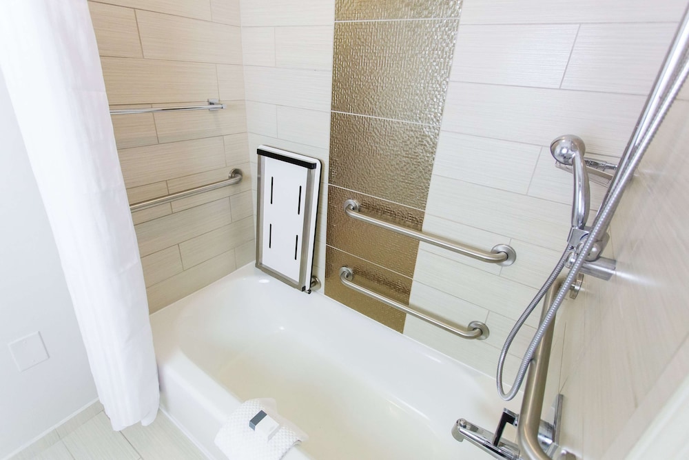 Junior Suite, 1 King Bed, Accessible, Balcony (Mobility, Hearing, Bathtub) - Photo 5