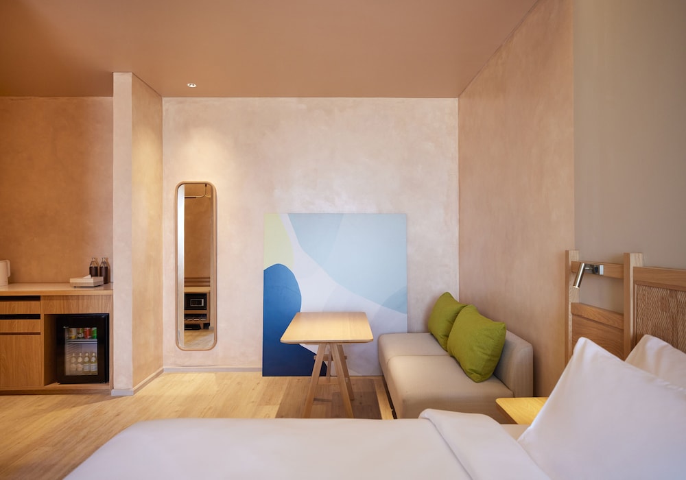 Studio, 1 King Bed - Photo 2