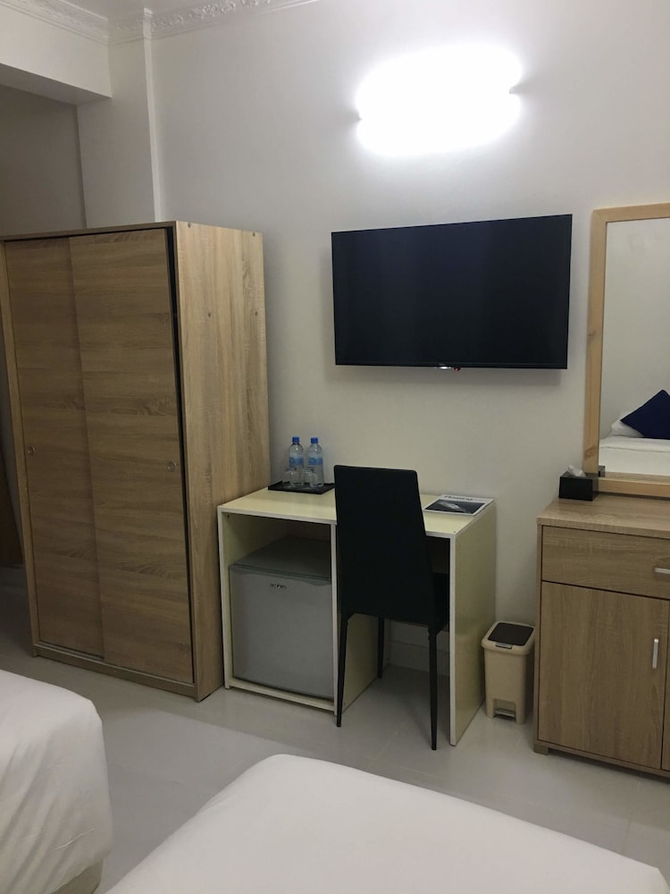 Basic Room, 1 Queen Bed, Non Smoking, City View photo 3