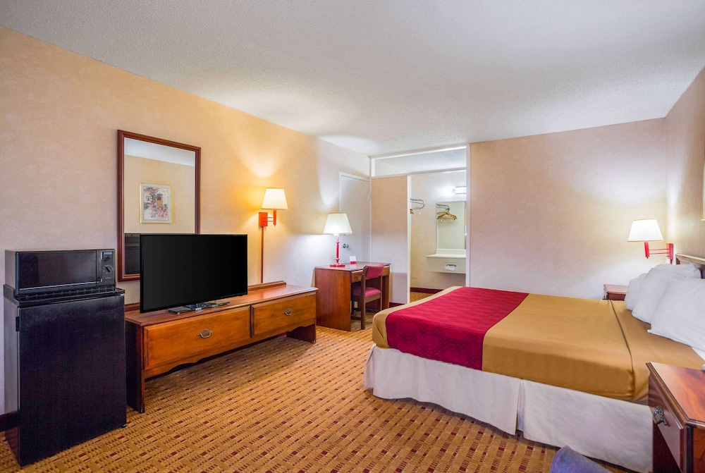 Standard Room, 1 King Bed, Non Smoking - Photo 4
