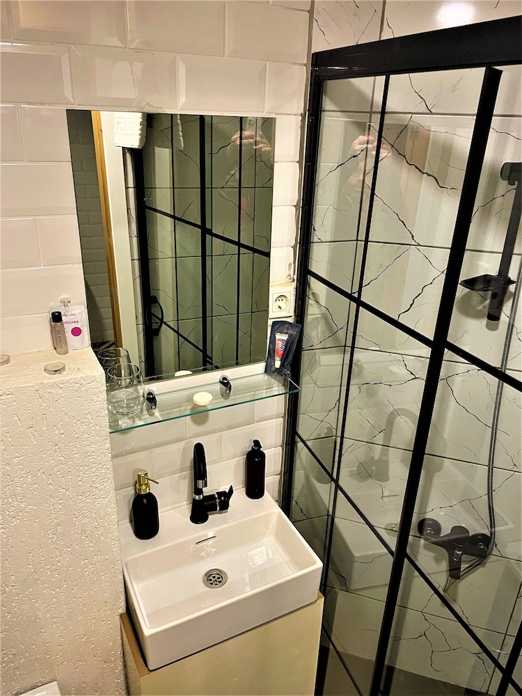 Standard Room, 1 Queen Bed, Non Smoking, Ensuite photo 2