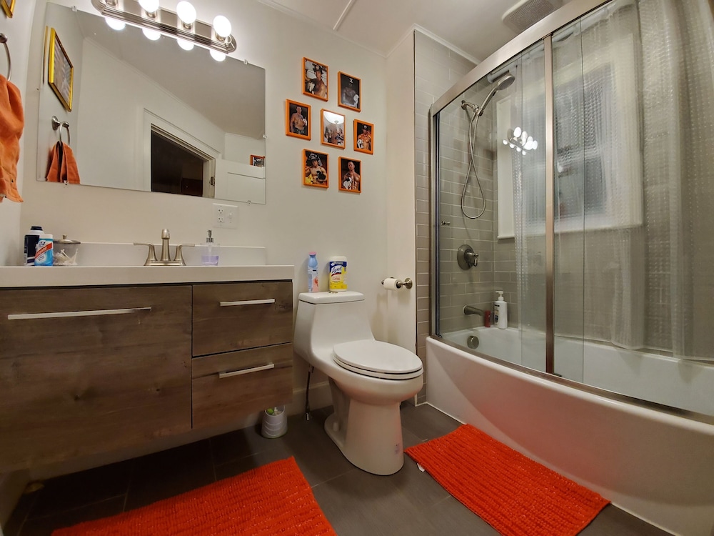 Paris (Queen room with Shared bathrooms) photo 3