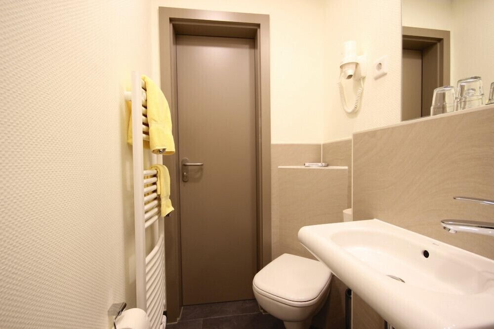 Double or Twin Room - Photo 2