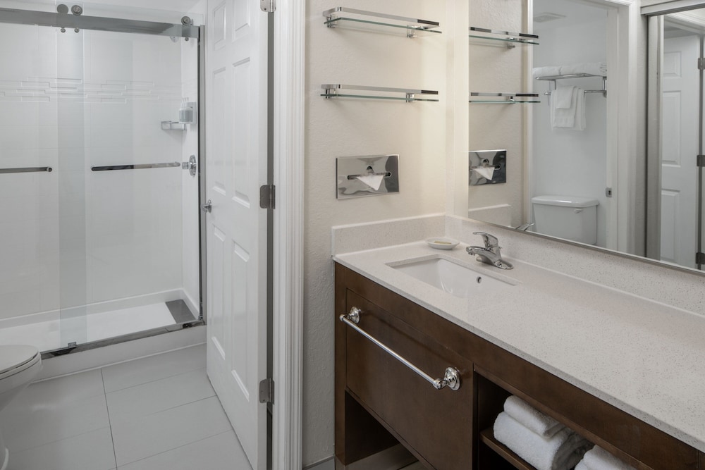 Suite, 1 Bedroom (Mobility/Hearing Access, Roll-In Shwr) thumbnail 5