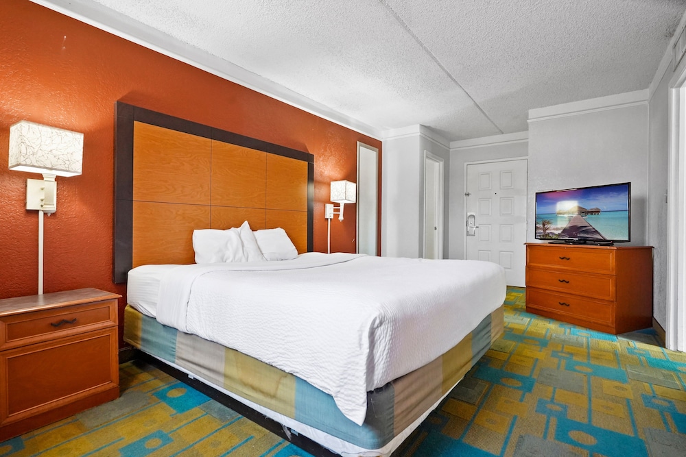 Deluxe Room, 1 King Bed, Non Smoking - Photo 4