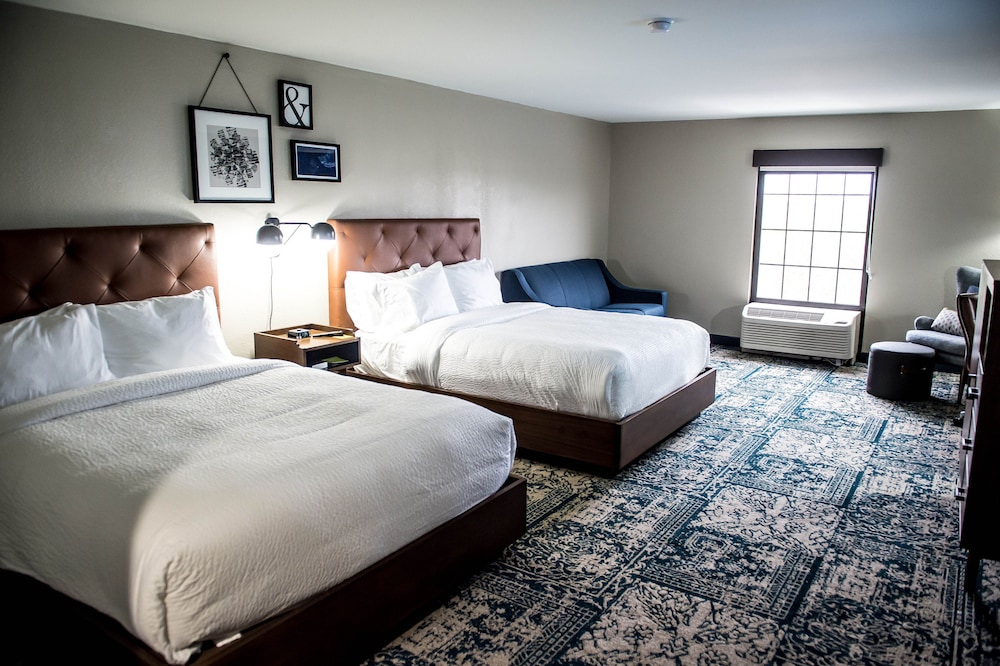 Deluxe Room, Multiple Beds - Photo 1