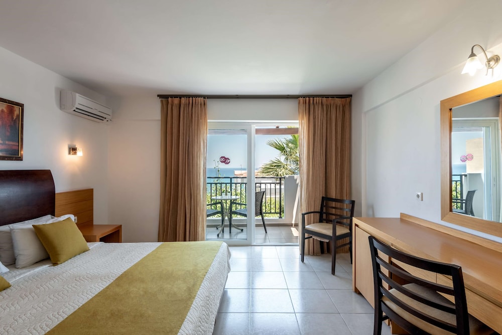 Standard Double or Twin Room, Partial Sea View photo 1