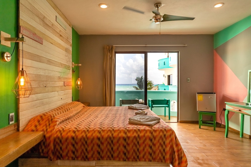 Room, 1 King Bed, Balcony, Partial Ocean View