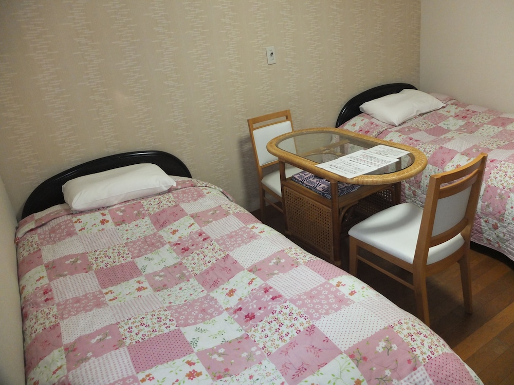 Western Twin Room with bathroom photo 2
