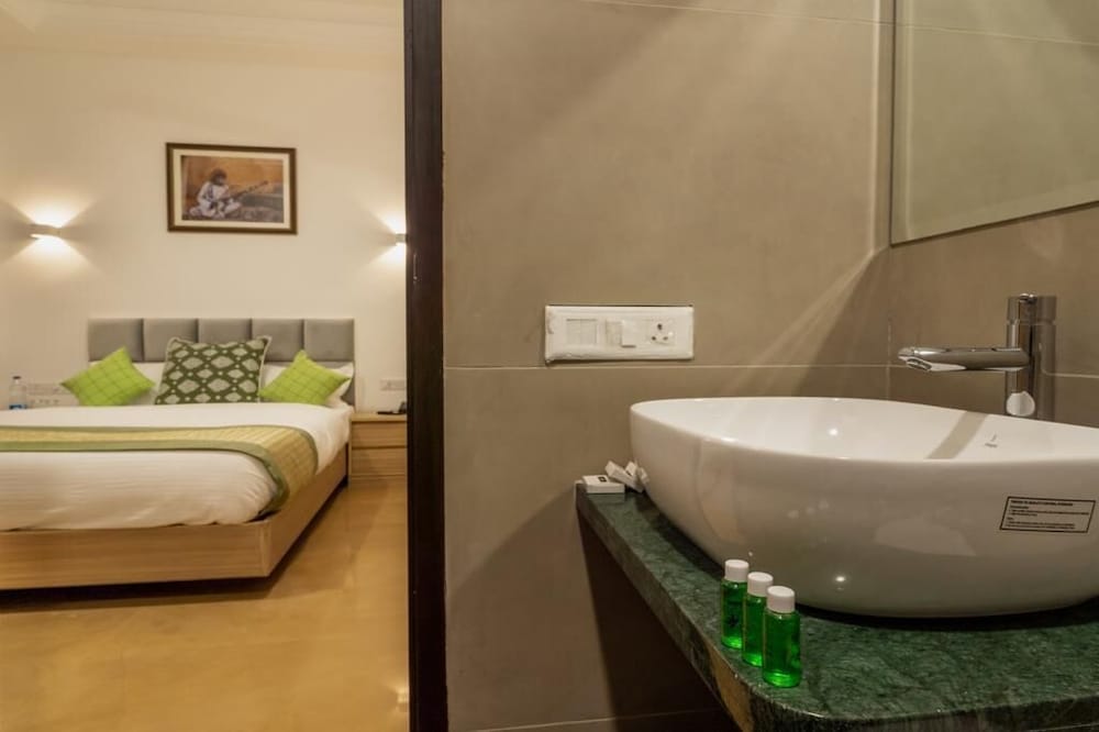 Deluxe Room - Photo 9