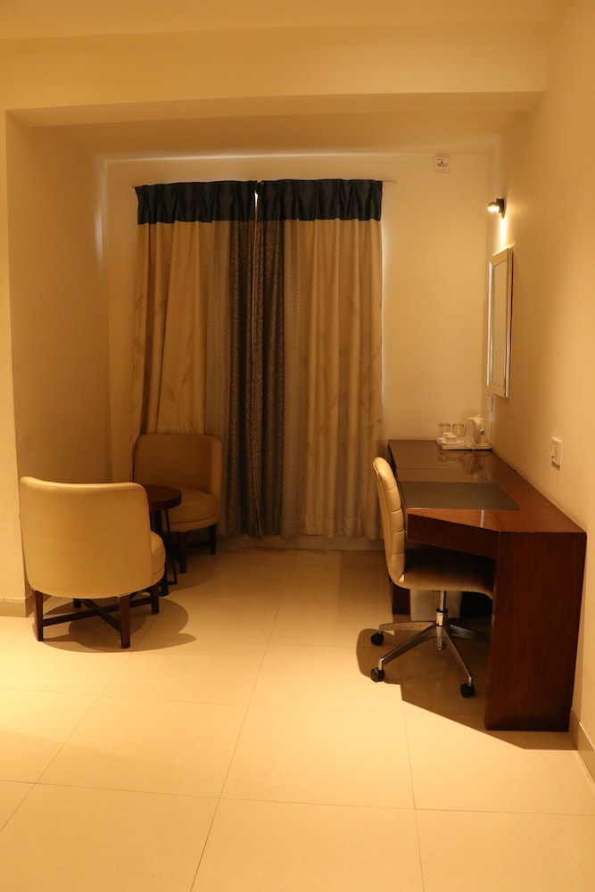 Deluxe Room - Photo 5
