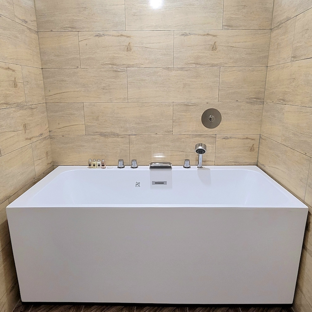 Executive Room - Photo 13