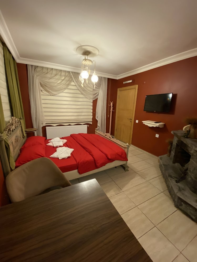 Exclusive Double Room, 1 King Bed, Jetted Tub, Mountain View (Kirmizi ) photo 3