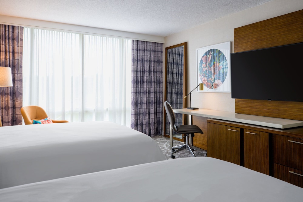 Room, 2 Queen Beds (Mobility/Hearing Access, Roll-In Shwr) photo 3