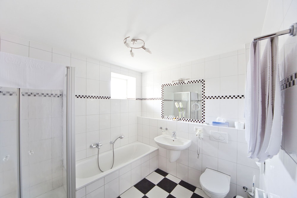 Standard Double Room - Photo 12