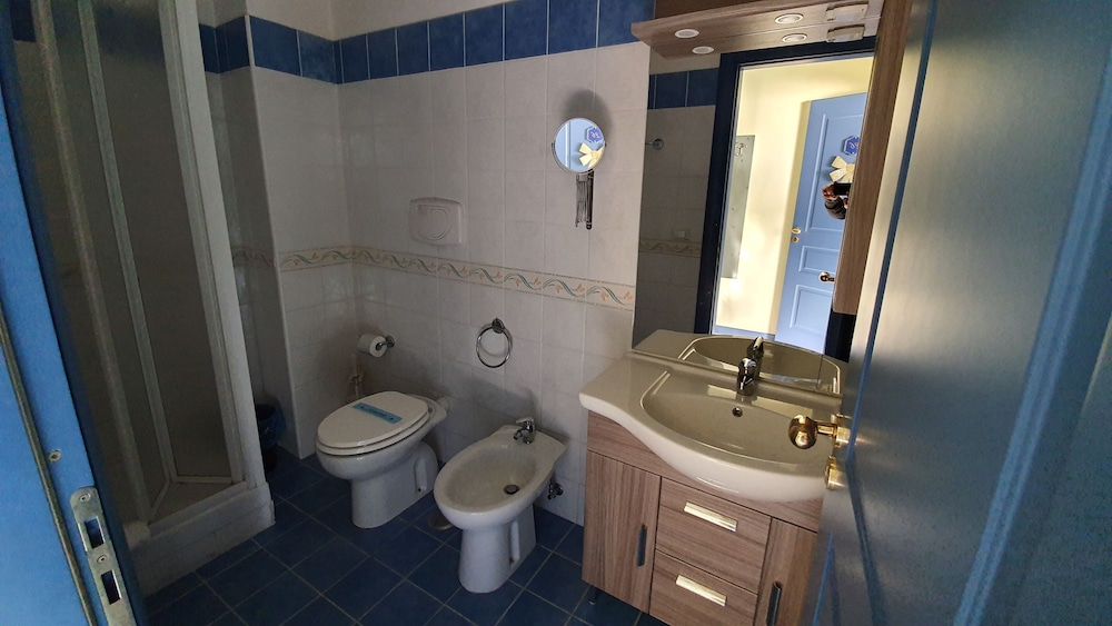 Standard Double Room - Photo 10