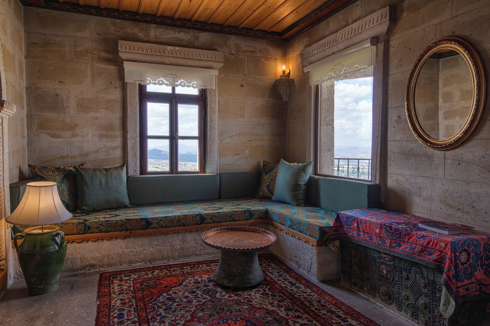 Superior Suite - Photo 9