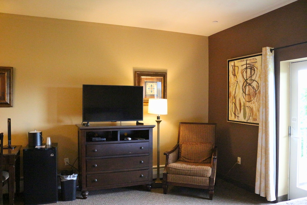 Single Room, 2 Queen Beds, Golf View photo 2