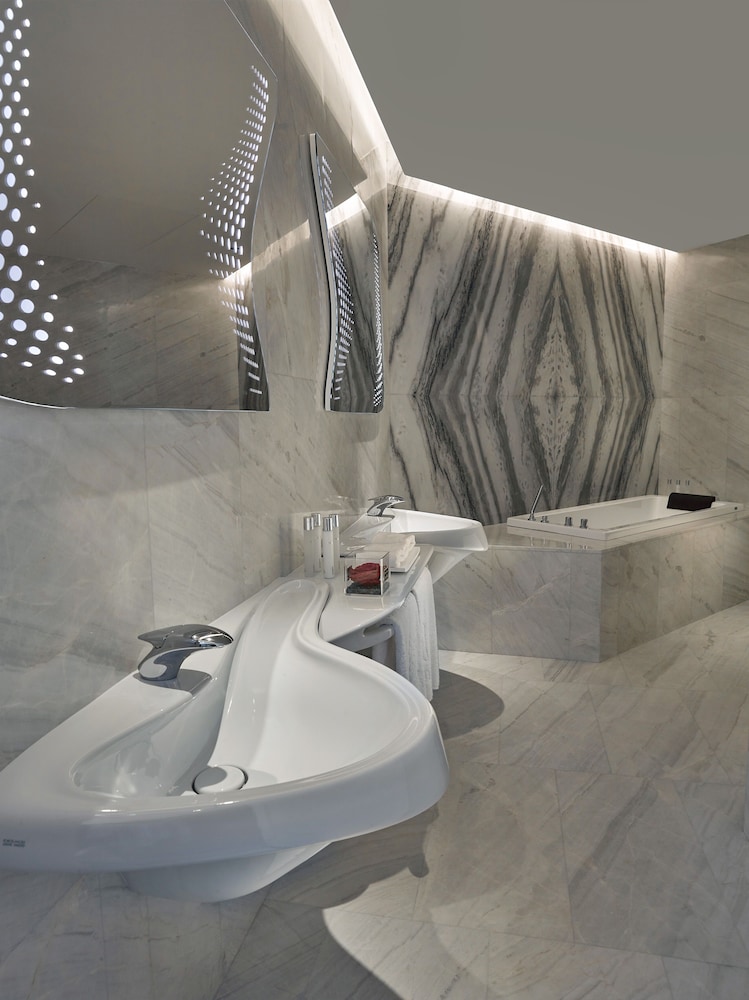 Beyond ME + Suite with Burj Khalifa View and Jacuzzi thumbnail 6