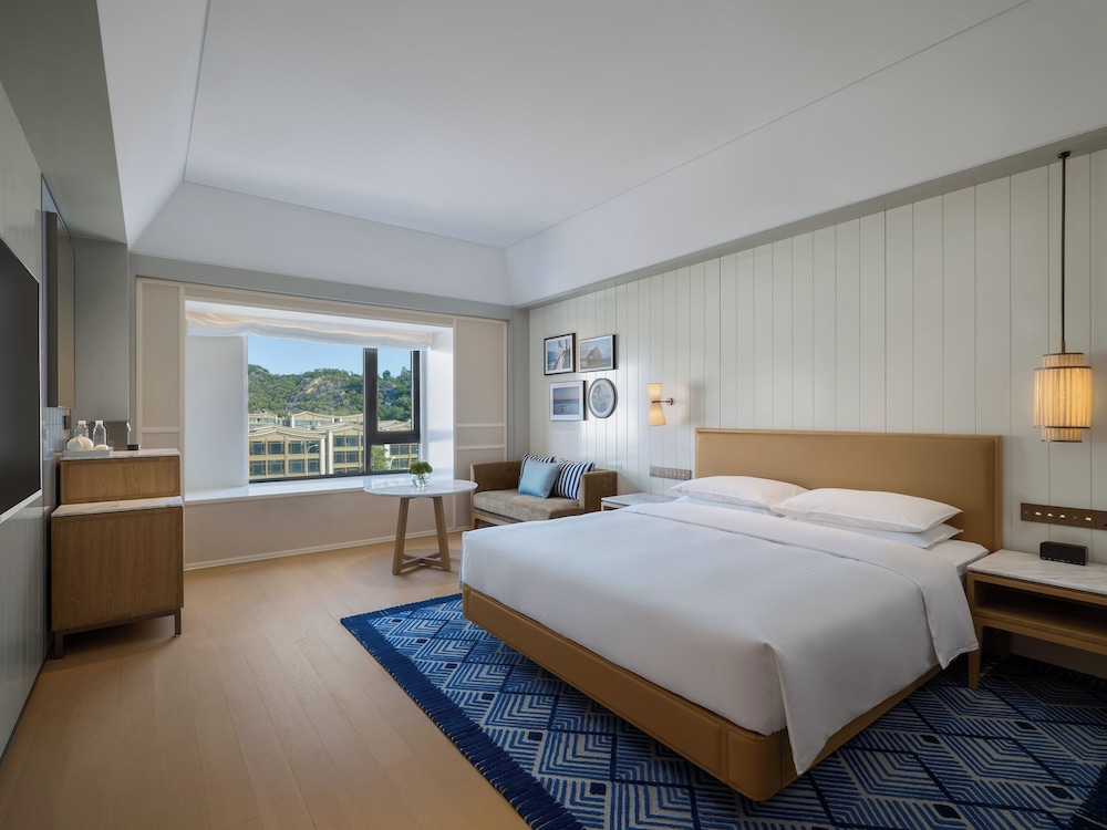 Room, 1 King Bed, Mountain View
