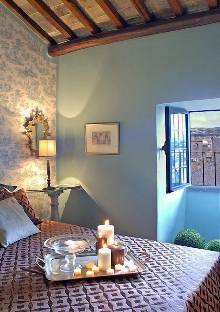 Suite - Photo 1
