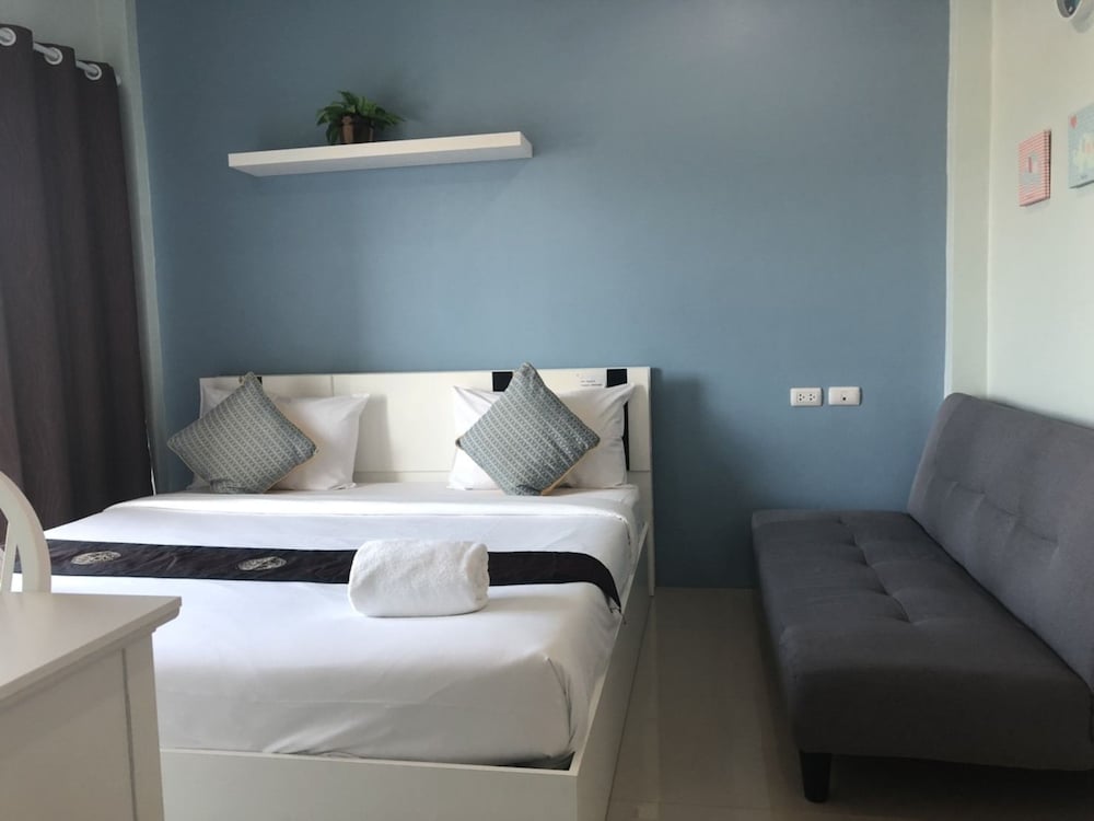 Classic Studio, 1 King Bed with Sofa bed photo 1