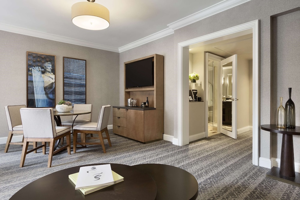 Ambassador Suite, 1 Bedroom, 1 King - Photo 3