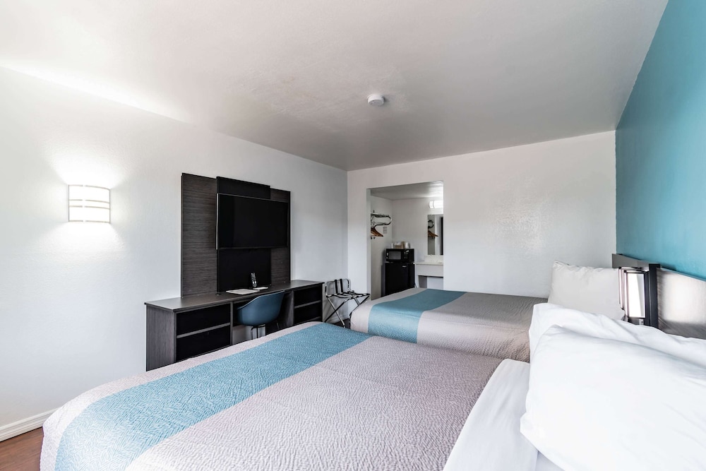 Standard Room, 2 Queen Beds, Non Smoking - Photo 3